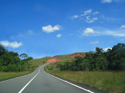 Toujours cette route qui traverse la Grand Sabana vers le sud du Vénézuela.