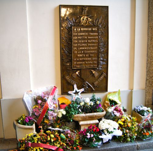 Stèle commémorative des Pompiers de Paris morts au feux en 2002