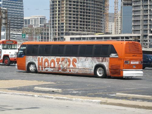 Après le resto, l'hôtel, voici le bus Hooters