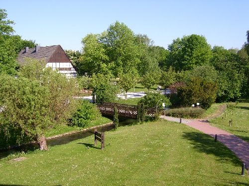 Enfin l\'hôtel ! vue de notre chambre, beau parc avec ruisseau en face.