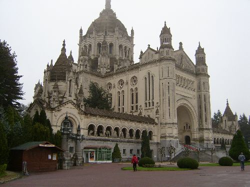 imposante basilique Ste Thérèse.