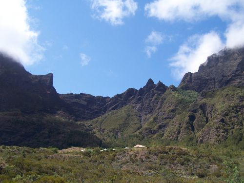 Juste en face entre les deux pics le col du Taibit, l'entré dans Cilaos. Une grosse montée d'une heure.