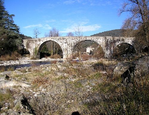 Le pont vieux au dessus du fleuve Hérault