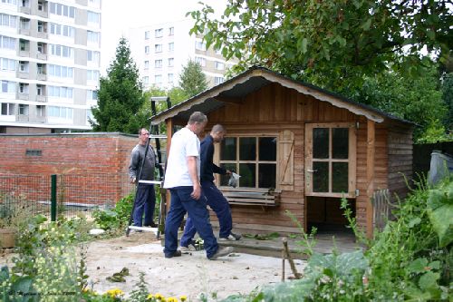 14 septembre 2009 :  Les ouvriers communaux nous installent notre cabane à outils