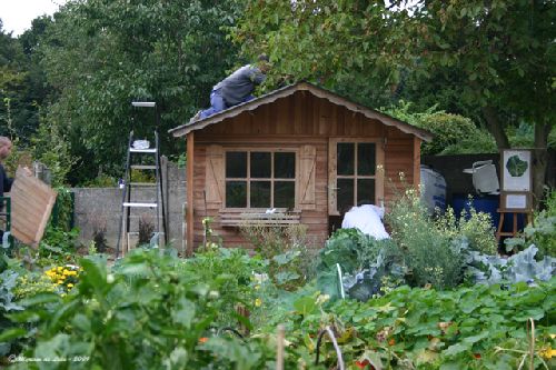 14 septembre 2009 :  Les ouvriers communaux nous installent notre cabane à outils