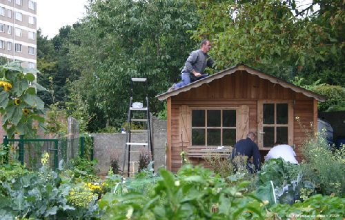 14 septembre 2009 :  Les ouvriers communaux nous installent notre cabane à outils