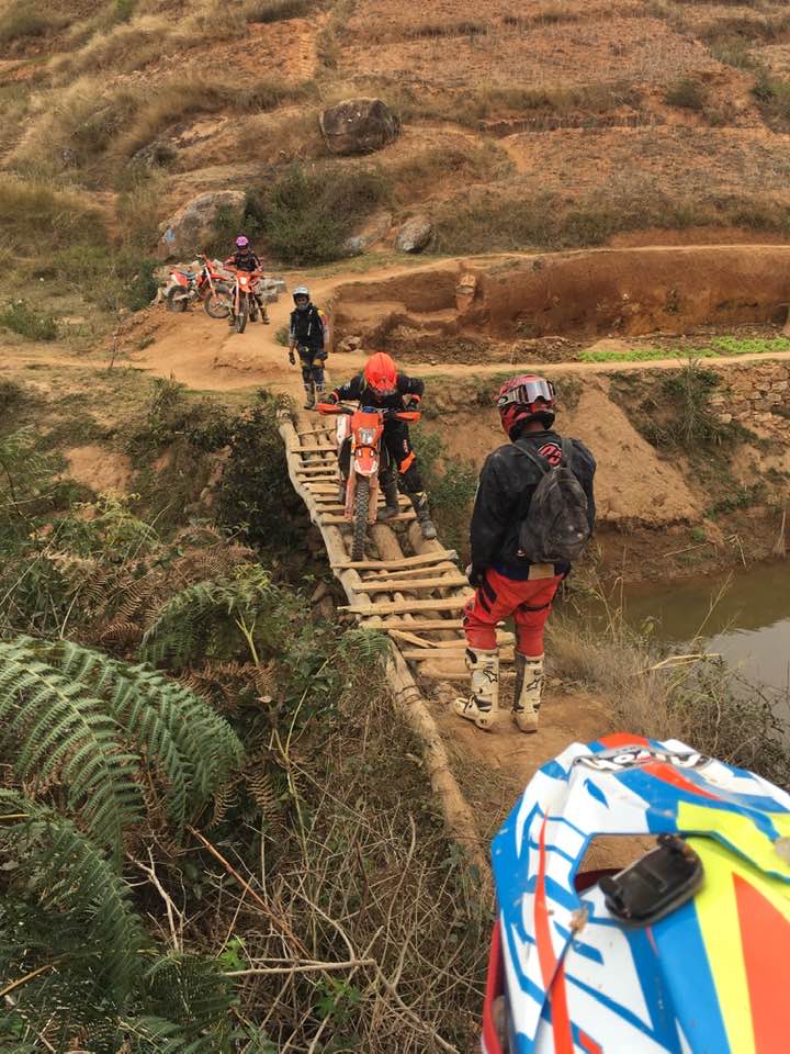 Un autre passage sur un petit pont , cette fois ci différent , voyez vous même le danger ! Pied à terre !