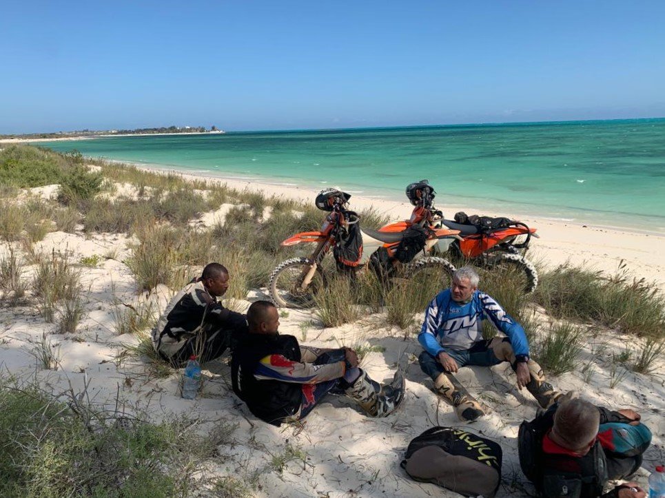 Une pause bien méritée au bord de la plage sur la côte ouest , praticable aussi en 4x4
