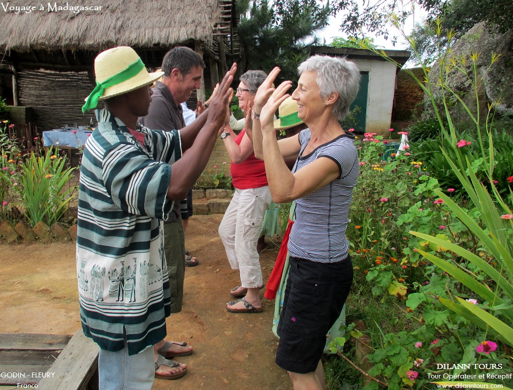 A une table d'hôtes chez un ami sur la route nationale 07 et danse traditionnelle  avec les danseurs et les danseuses . Nous avons passé un agréable après midi avant de continuer vers le grand parc de Ranomafana !