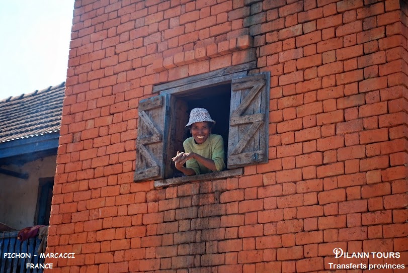 Une paysanne à sa fenêtre lors de notre visite dans un petit ville des hauts plateaux , population toujours souriante et accueillante .