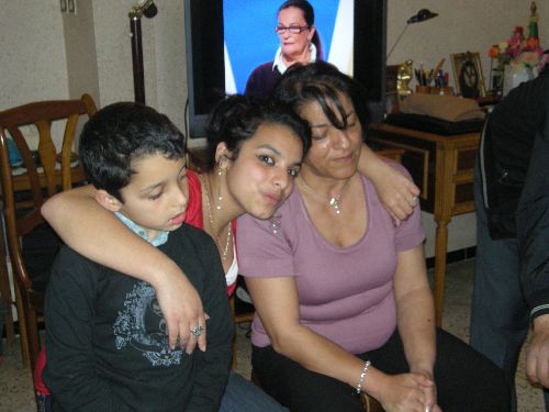 moi le jour de mon aniv (28/04/2009) avec ma maman et mon ptit frère
