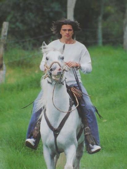 Juanes fait de l'équitation !