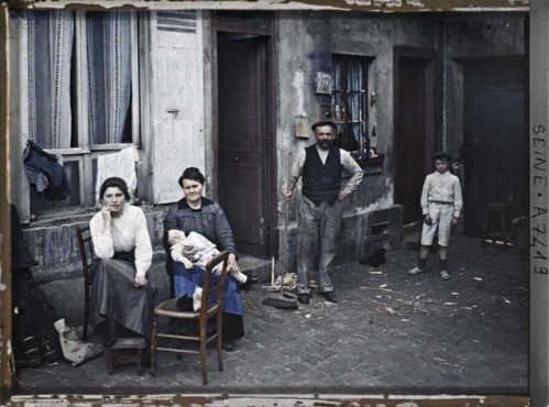 Paris-Une-famille-rue-du-Pot-de-Fer-1914.jpg