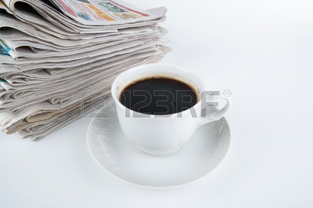 26719278-pile-de-journaux-avec-une-tasse-de-cafe-close-up-sur-un-fond-blanc.jpg