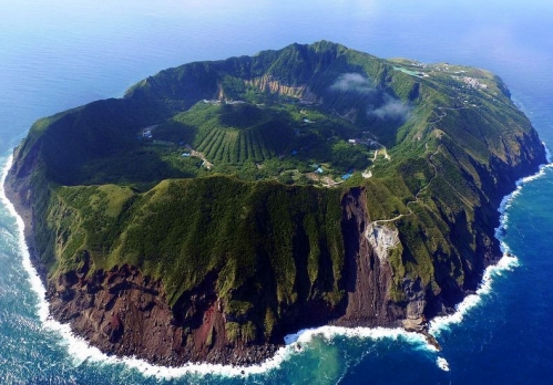1897357-aogashima-island.jpg