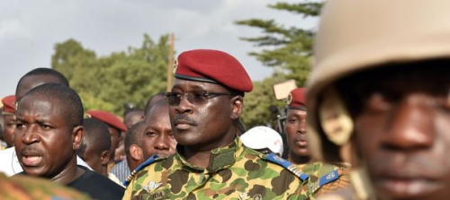 le-colonel-isaac-zida-c-arrive-place-de-la-nation-a-ouagadougou-apres-la-demission-du-president-blaise-campaore-le-31-octobre-2014-au-burkina-faso_5141719.jpg