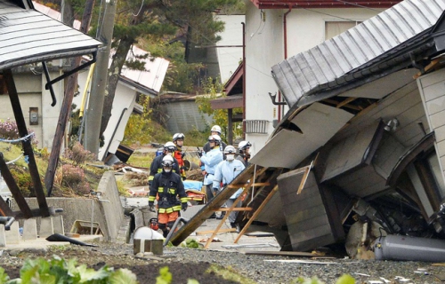 648x415_pompiers-secouristes-milieu-maisons-effondrees-apres-tremblement-terre-hakuba-prefecture-nagano-japon-23-novembre-2014.jpg