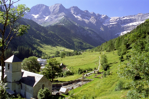 2485741-gavarnie-hautes-pyrenees.jpg