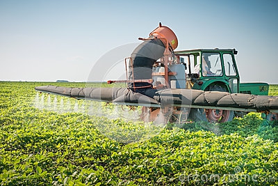pesticides-de-pulvérisation-de-tracteur-37515714.jpg