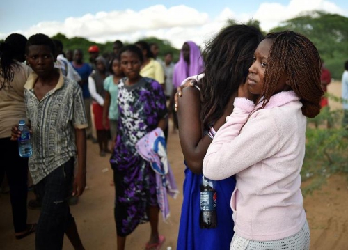 728988-des-etudiants-se-reconfortent-entre-eux-le-3-avril-2015-a-garissa-choques-apres-l-attaque-de-l-unive.jpg