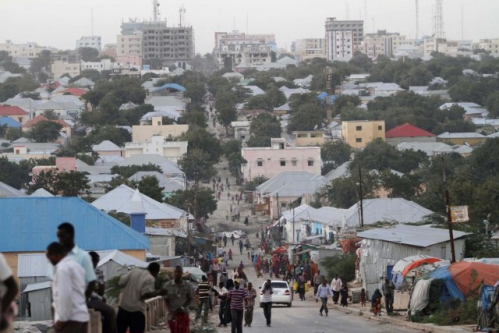769057-gens-marchent-rue-mogadiscio-28.jpg