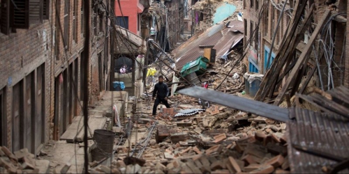 le-tremblement-de-terre-au-nepal-a-fait-plus-de-5-000-morts_2700596_800x400.jpg