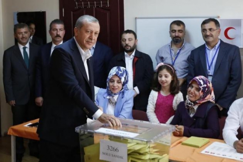 2015-06-07T124647Z_1007200001_LYNXMPEB5609K_RTROPTP_3_OFRWR-TURQUIE-ELECTIONS.jpg