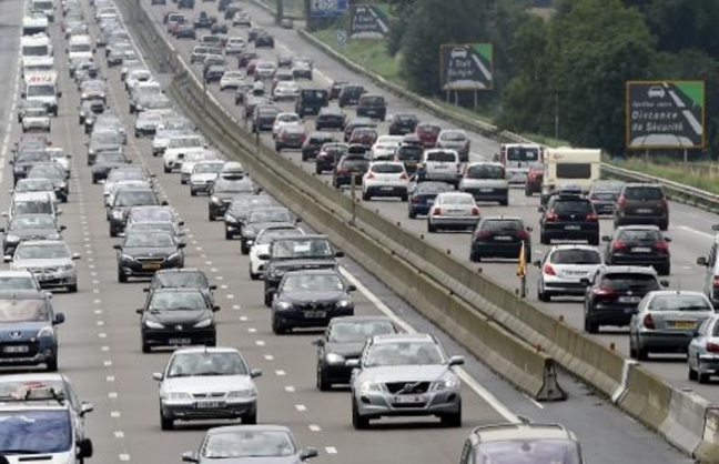 Circulation-dense-sur-la-route-des-retours-reflux-des-bouchons-amorce_article_popin.jpg