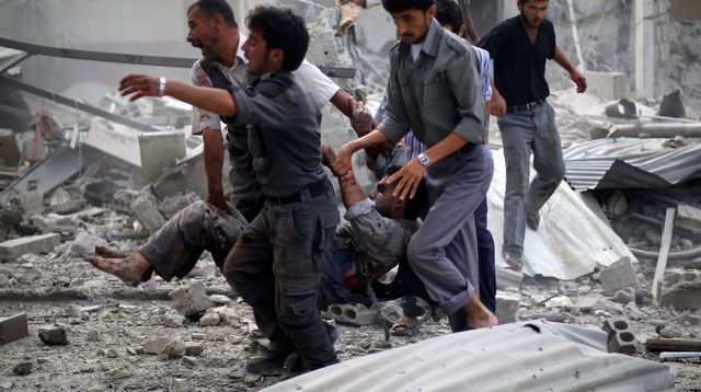 des-syriens-portent-secours-a-un-homme-blesse-lors-d-un-raid-de-l-aviation-le-16-aout-2015-a-douma-fief-rebelle-pres-de-damas_5398375.jpg