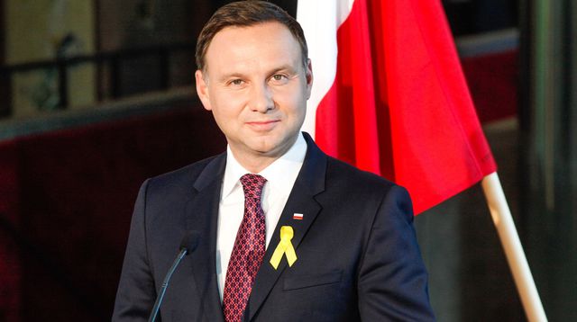 le-nouveau-president-polonais-andrzej-duda-lors-d-une-conference-de-presse-au-musee-de-l-occupation-a-tallinn-le-23-aout-2015_5403969.jpg