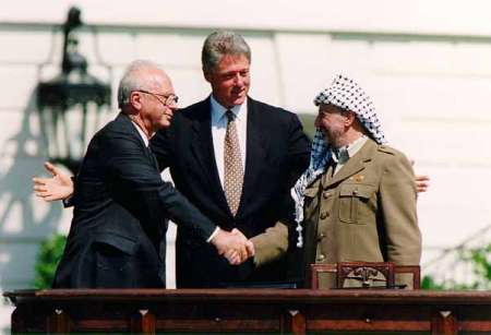 Bill_Clinton_Yitzhak_Rabin_Yasser_Arafat_at_the_White_House_1993-09-13.jpg