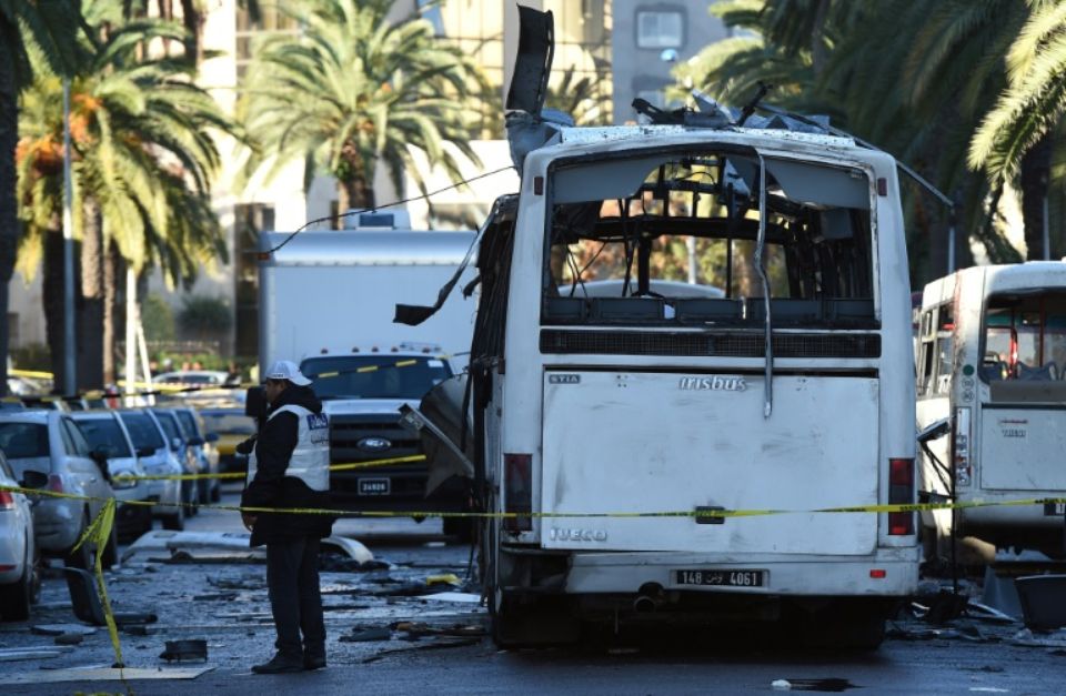 829819-la-police-scientifique-tunisienne-autour-du-bus-qui-a-explose-la-veille-a-tunis-le-25-novembre-2015.jpg modified_at=1448459706&width=960.jpg