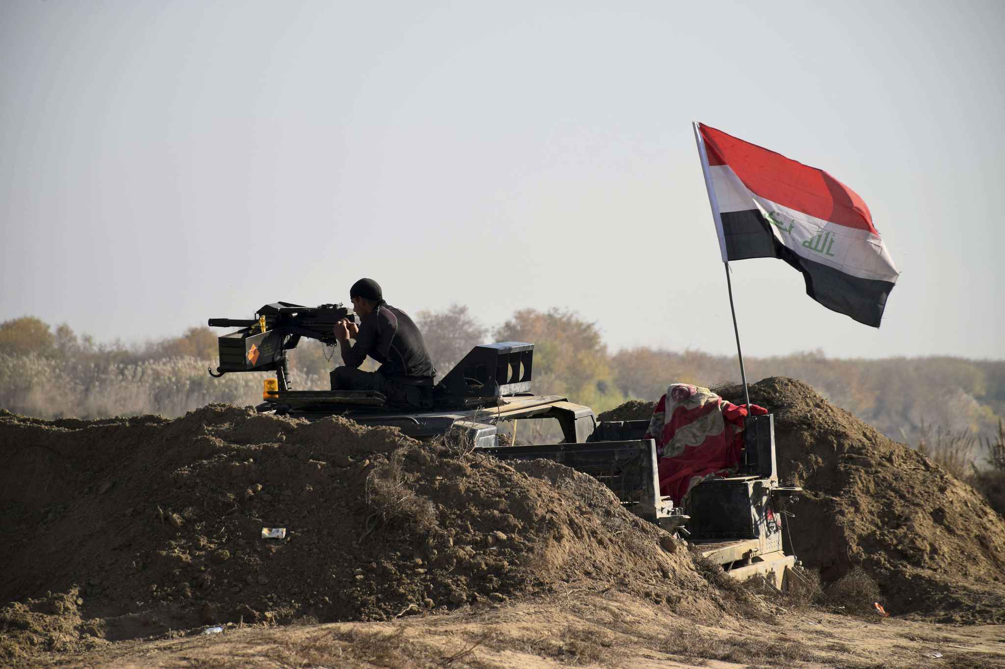 2048x1536-fit_combattants-forces-irakiennes-entrent-ville-ramadi-27-decembre-2015-drapeau-irakien.jpg