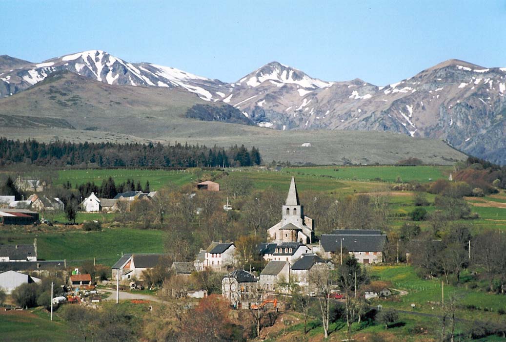 Saint-Victor-la-Riviere_34734_LE-BOURG-ET-LE-MASSIF-DU-sANCY.jpg