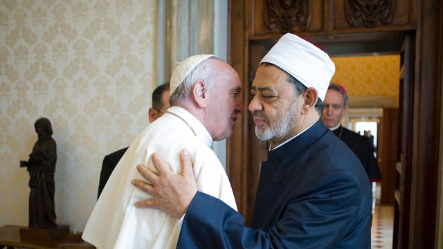 le-grand-imam-d-al-azhar-d-avec-le-pape-francois-sur-une-photo-fournie-le-23-mais-par-le-service-de-presse-du-vatican_5602907.jpg