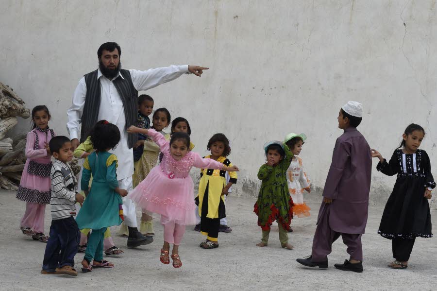 sardar-haji-jan-mohammad-khilji-jouant-avec-certains-de-ses-enfants-dans-sa-maison-de-quetta-photo-afp-1464969243.jpg