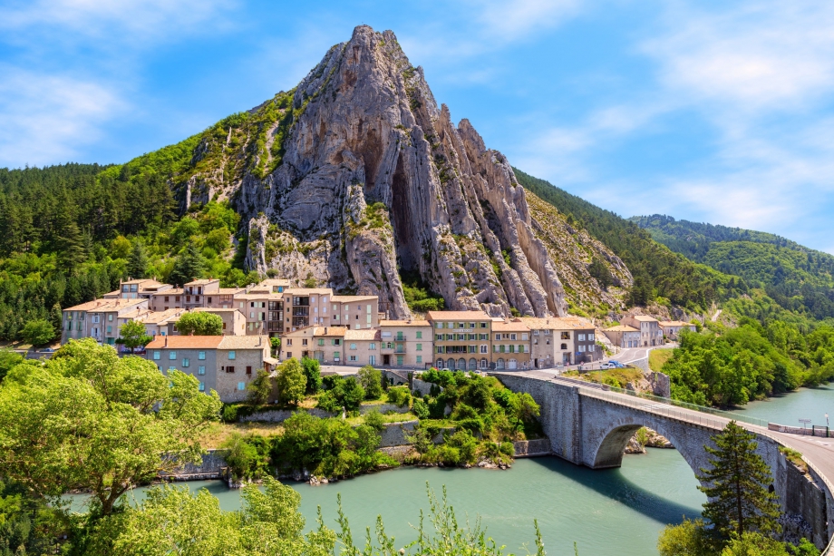 10323272-sisteron-haut-lieu-historique-en-provence.jpg