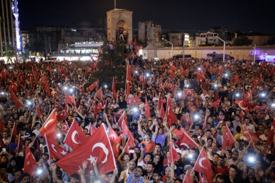 894394-des-partisans-du-president-erdogan-rassembles-place-taksim-le-16-juillet-2016-a-istanbul.jpg