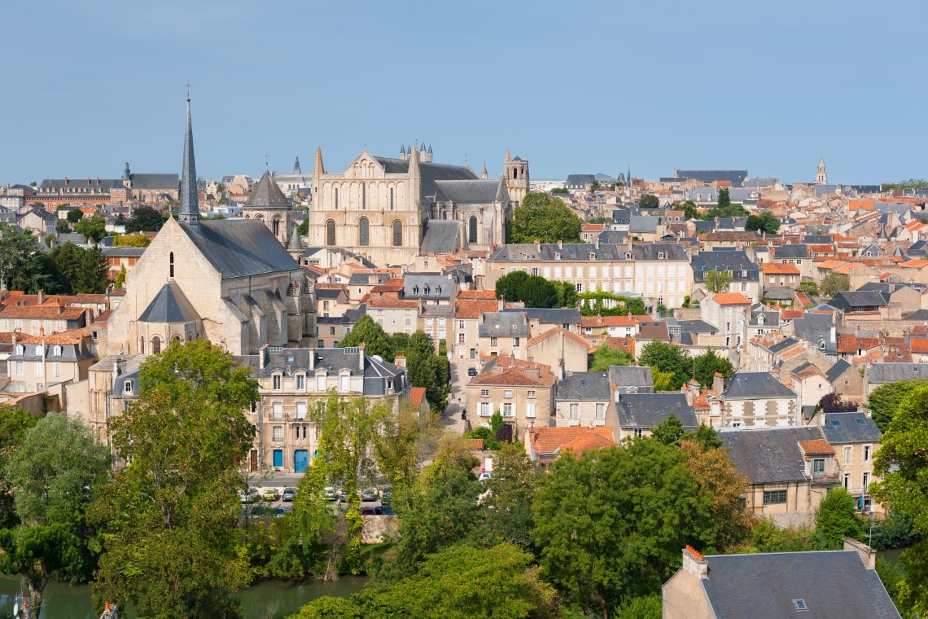 10135228-la-bataille-de-poitiers-et-charles-martel.jpg