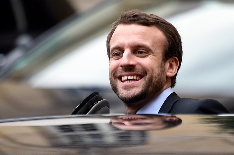 7781195863_emmanuel-macron-le-ministre-de-l-economie-le-6-janvier-2016.jpg