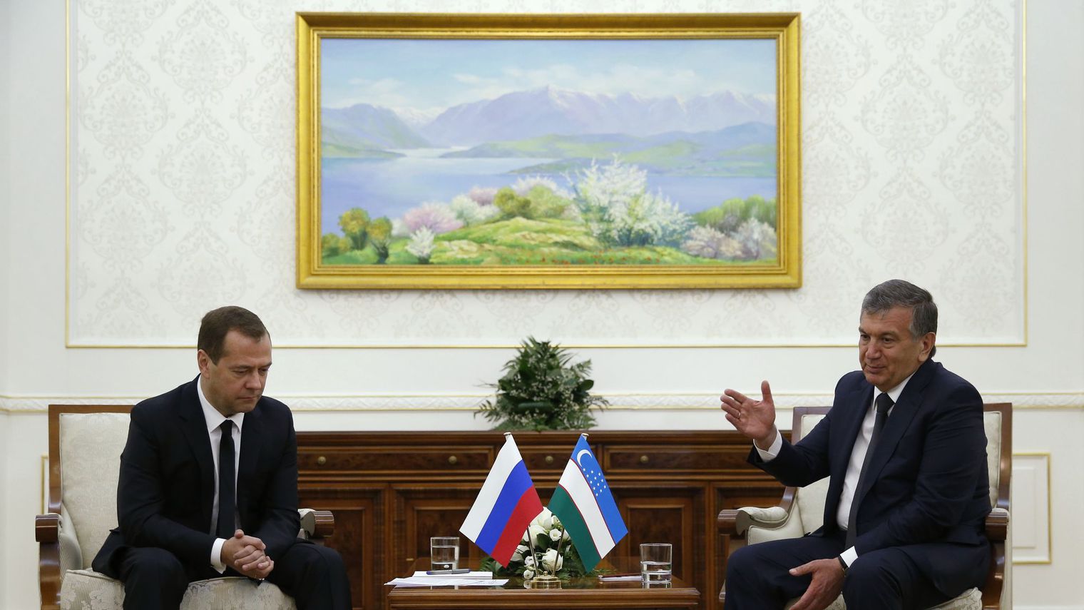 le-premier-ministre-russe-dmitri-medvedev-et-son-homologue-ouzbek-chavkat-mirzioiev-le-3-septembre-2016-a-samarcande_5665429.jpg