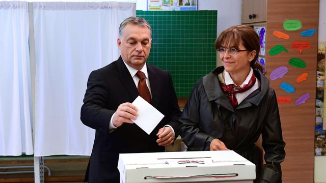 le-premier-ministre-hongrois-viktor-orban-vote-aux-cotes-de-son-epouse-pour-le-referendum-antirefugies-a-budapest-le-2-octobre-2016_5717445.jpg