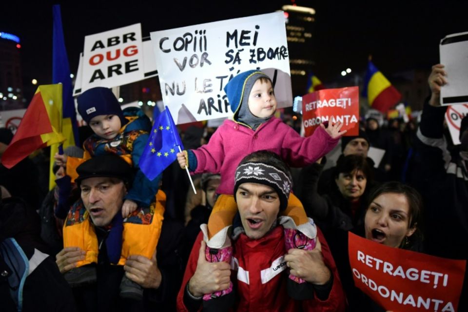 990531-des-roumains-manifestent-le-3-fevrier-2017-devant-le-siege-du-gouvernement-a-bucarest-la-tentative-d.jpg