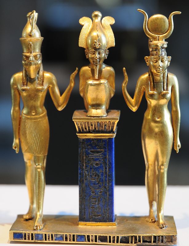 110-1-Triade-Osorkon-II-Horus-Osiris-Isis-Musee-Louvre-Paris-614x800.jpg