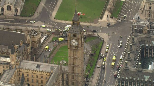 photo-prise-le-22-mars-2017-par-un-helicoptere-d-icn-montrant-les-secours-sur-le-lieu-de-l-attaque-pres-du-parlement-britannique-au-centre-de-londres_5849223.jpg