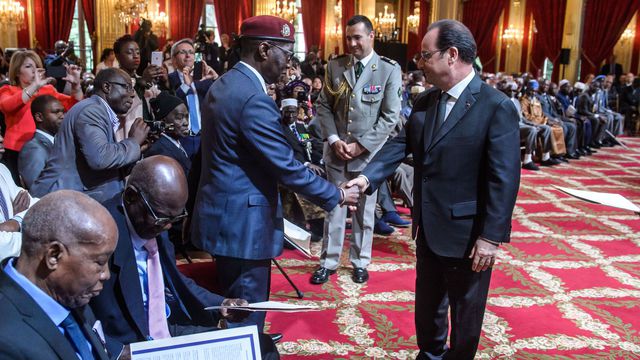 francois-hollande-d-preside-a-l-elysee-une-ceremonie-de-reintegration-dans-la-nationalite-francaise-de-28-anciens-tirailleurs-senegalais-le-15-avril-2017_5862989.jpg