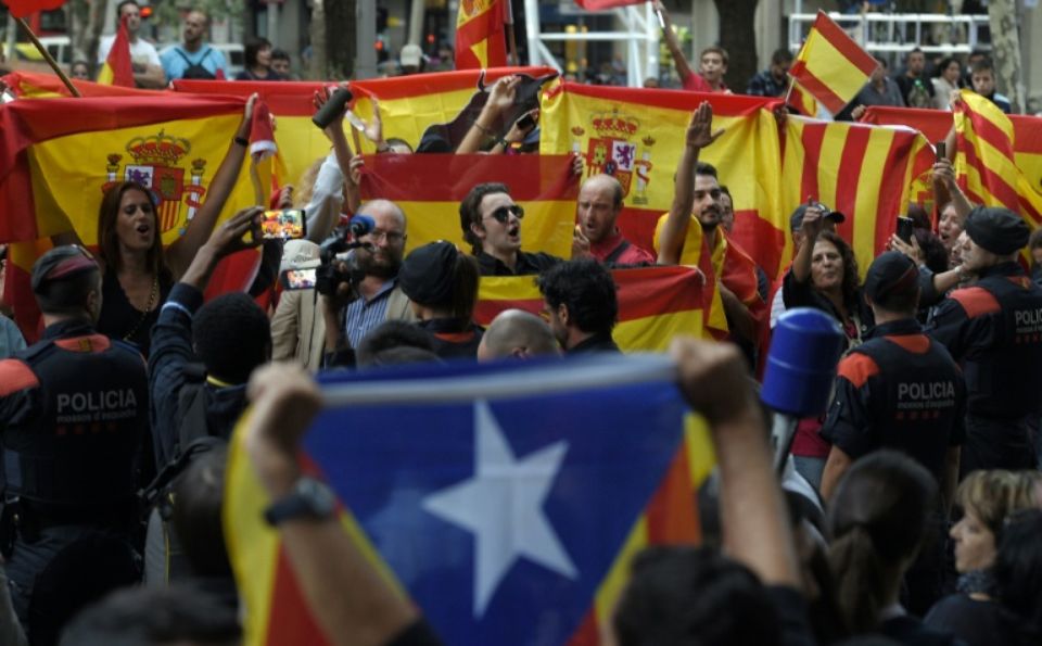 1058070-face-a-face-entre-manifestants-pro-et-anti-independance-de-la-catalogne-le-22-septembre-2017-a-barce.jpg