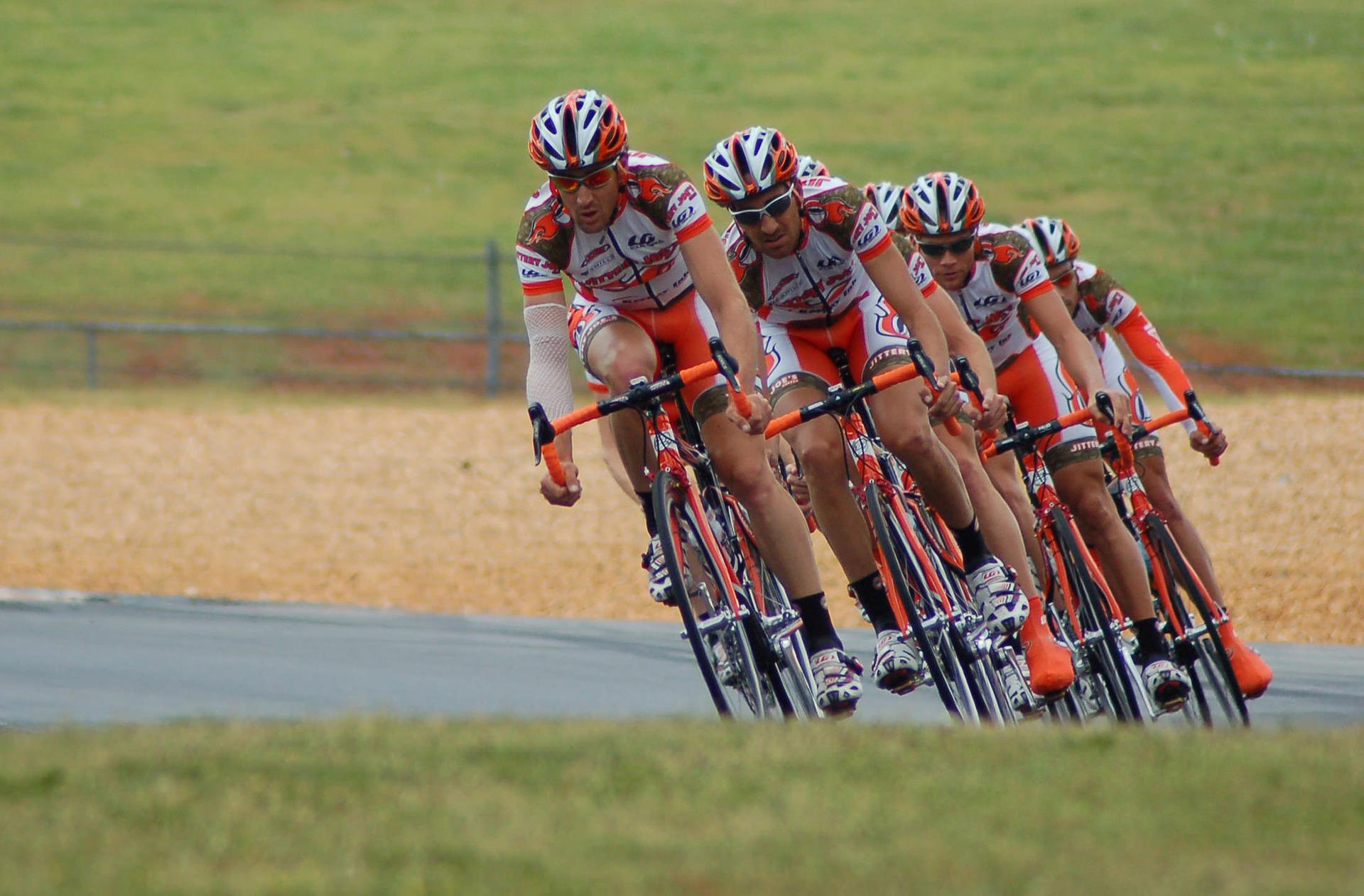 cyclists-1851269_1920