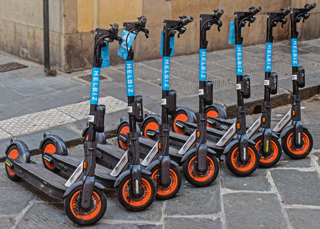 electric-scooters-7340440_1280