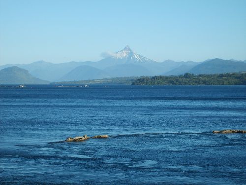 lac Rupanco - Le déversoir du lac et début du rio Rahue et le mont Puntiagudo 